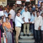 ಸವದತ್ತಿ : ತಾಲೂಕಿನ ಇಂಚಲ ಪಿಡಿಓ ಮಲ್ಲಪ್ಪ ಹಾರೋಗೊಪ್ಪ ಈತ ಟಿ ಎಚ್ ಓ ಶ್ರೀಪಾದ ಸಬನಿಸ ಅವರ ಜೊತೆ ಕರ್ತವ್ಯ ನಲ್ಲಿ ನಡೆಸಿದ ಅಸಭ್ಯ ವರ್ತನೆ ಖಂಡಿಸಿ ಸೊಮವಾರ ತಾಲೂಕಿನ ಎಲ್ಲ ಅರೋಗ್ಯ ಕೇಂದ್ರ ಗಳನ್ನು ಒಂದು ದಿನದ ಮಟ್ಟಿಗೆ ಸ್ಥಗಿತಗೊಳಿಸಿ ತಹಶೀಲ್ದಾರ್ ಎಮ್.ಎಮ್. ಹೇಗ್ಗನ್ನವರ ಅವರಿಗೆ ಮನವಿ ಸಲ್ಲಿಸಲಾಯಿತು.