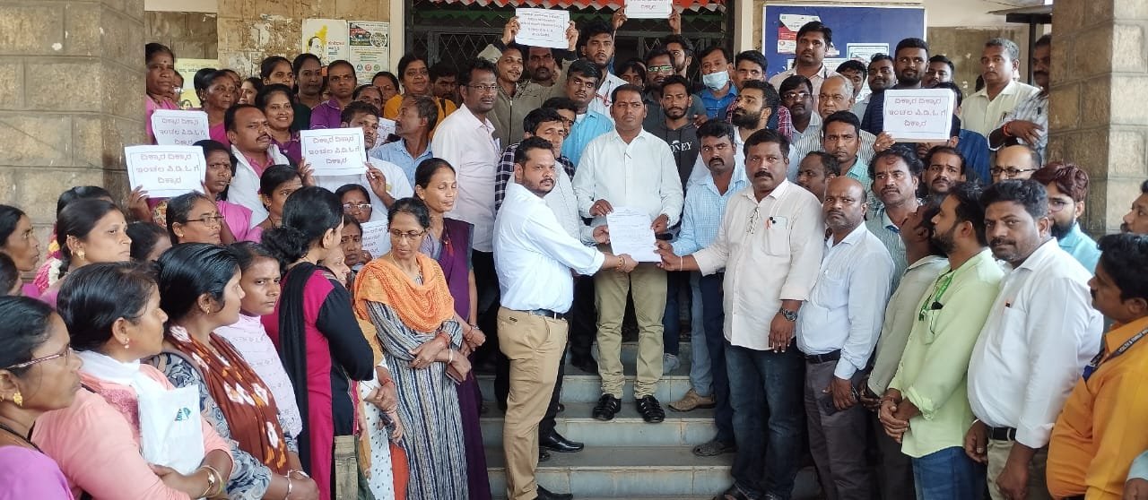 ಸವದತ್ತಿ : ತಾಲೂಕಿನ ಇಂಚಲ ಪಿಡಿಓ ಮಲ್ಲಪ್ಪ ಹಾರೋಗೊಪ್ಪ ಈತ ಟಿ ಎಚ್ ಓ ಶ್ರೀಪಾದ ಸಬನಿಸ ಅವರ ಜೊತೆ ಕರ್ತವ್ಯ ನಲ್ಲಿ ನಡೆಸಿದ ಅಸಭ್ಯ ವರ್ತನೆ ಖಂಡಿಸಿ ಸೊಮವಾರ ತಾಲೂಕಿನ ಎಲ್ಲ ಅರೋಗ್ಯ ಕೇಂದ್ರ ಗಳನ್ನು ಒಂದು ದಿನದ ಮಟ್ಟಿಗೆ ಸ್ಥಗಿತಗೊಳಿಸಿ ತಹಶೀಲ್ದಾರ್ ಎಮ್.ಎಮ್. ಹೇಗ್ಗನ್ನವರ ಅವರಿಗೆ ಮನವಿ ಸಲ್ಲಿಸಲಾಯಿತು.