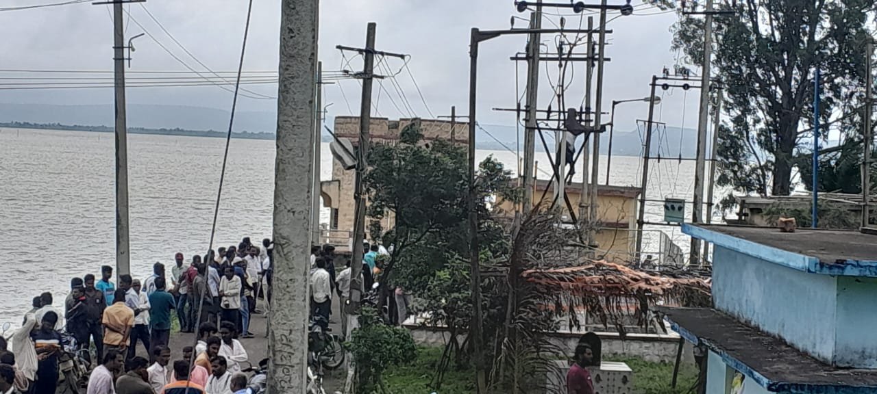 ಸವದತ್ತಿ ಪಟ್ಟಣದ ಸುರೇಶ ಹಣಮಂತ ಇಂಚಲ ಲೈನ್ ಮೆನ್ ವಿಧ್ಯುತ್ ಅವಘಡ ಸಾವು