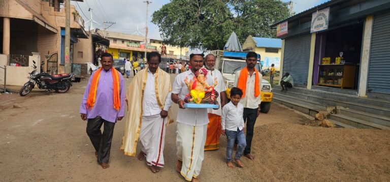 ಉಗರಗೋಳ: ಸವದತ್ತಿ ತಾಲ್ಲೂಕಿನ ಉಗರಗೋಳ ಗ್ರಾಮದಲ್ಲಿ ಶನಿವಾರ ವಿಘ್ನ ನಿವಾರಕನನ್ನು ಗ್ರಾಮಸ್ಥರು ಸಡಗರದಿಂದ ಬರಮಾಡಿಕೊಂಡರು.