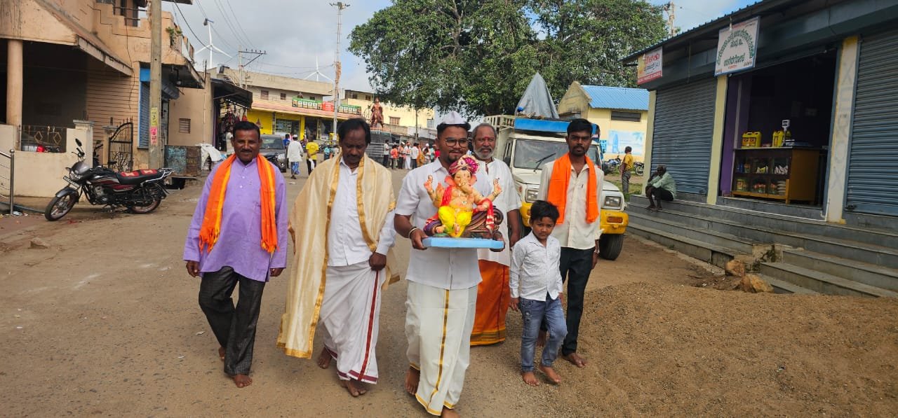 ಉಗರಗೋಳ: ಸವದತ್ತಿ ತಾಲ್ಲೂಕಿನ ಉಗರಗೋಳ ಗ್ರಾಮದಲ್ಲಿ ಶನಿವಾರ ವಿಘ್ನ ನಿವಾರಕನನ್ನು ಗ್ರಾಮಸ್ಥರು ಸಡಗರದಿಂದ ಬರಮಾಡಿಕೊಂಡರು.